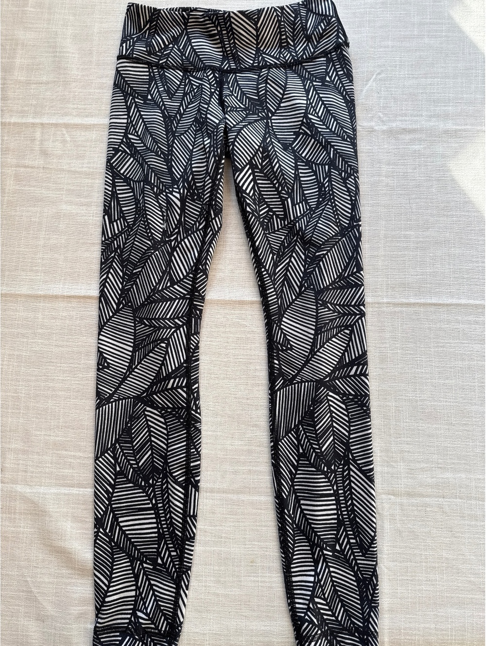 Lululemon Black and White Leaf Print Leggings Size 4